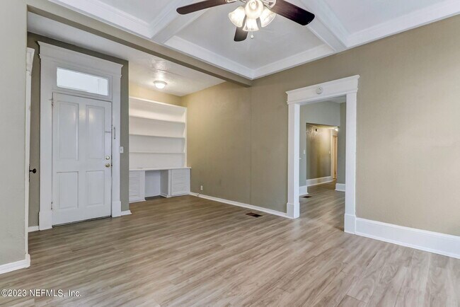 Building Photo - 2743 Vernon Terrace