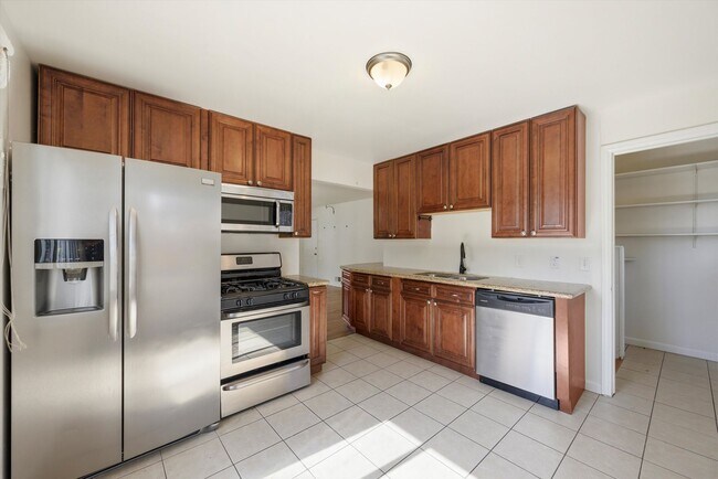 Foto del edificio - Spacious 3BR Home with Sunroom, Bonus Room & Large Yard