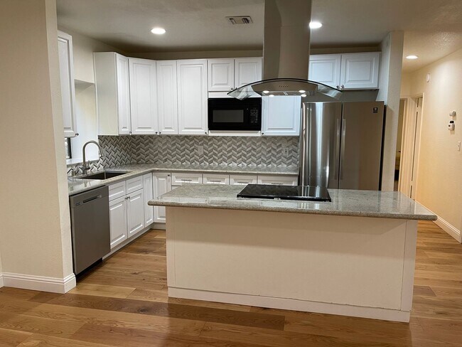 Foto del edificio - DOWNTOWN LIVING AT ITS FINEST! - 2 bedroom...