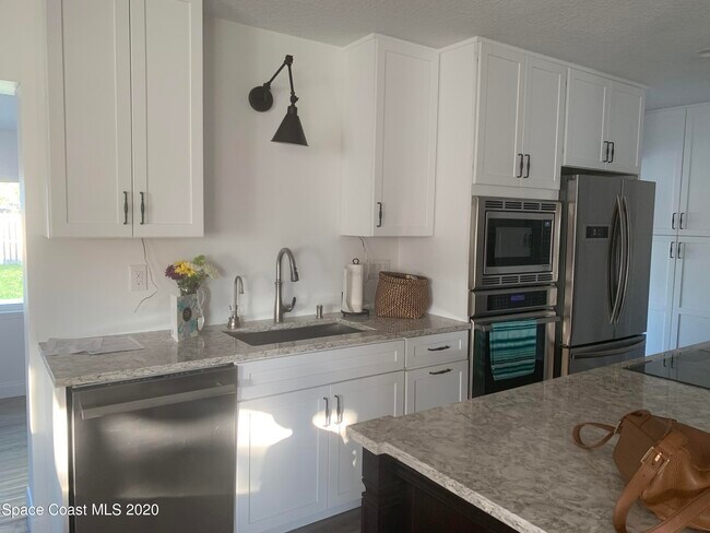 Foto del edificio - 120 Maple Dr