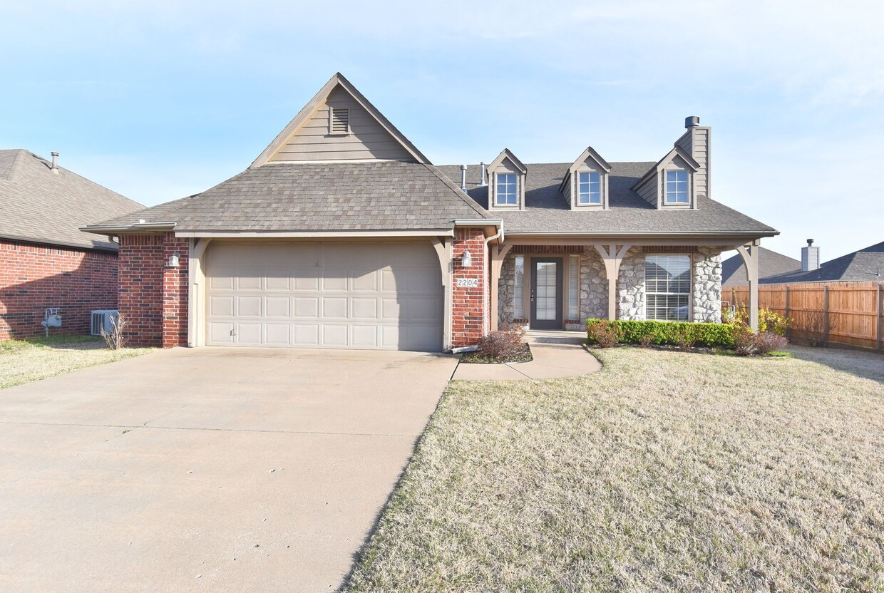 Foto principal - Come make this lovely 4 bedroom 2 bath, 2+...
