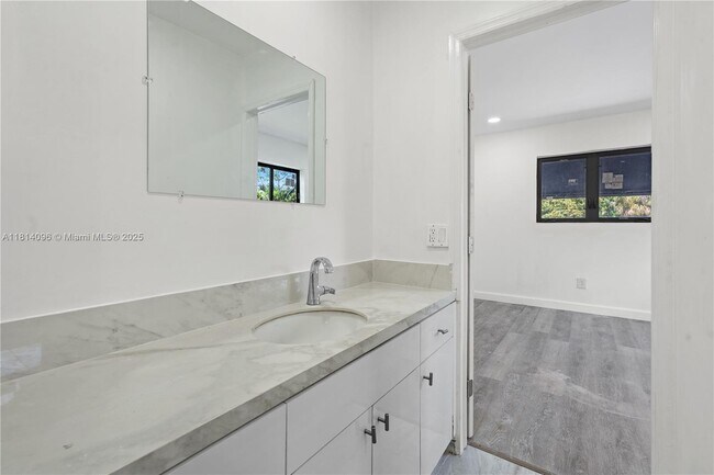 Foto del edificio - 10747 NE 2nd Pl
