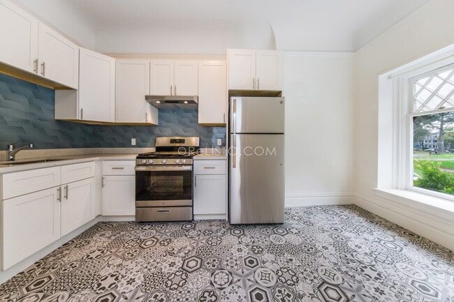 Building Photo - 1659 Oak St