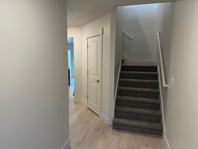Building Photo - 4013 S Woodland Ave