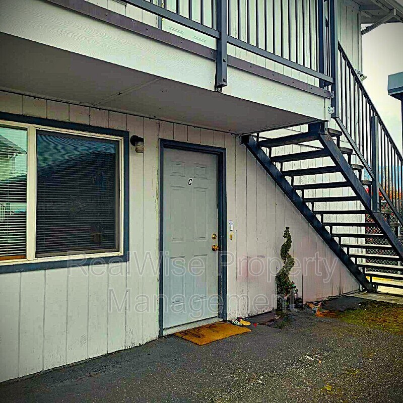 1703 NE Fairview Ave Unit C, Grants Pass, OR 97526 Condo for Rent in