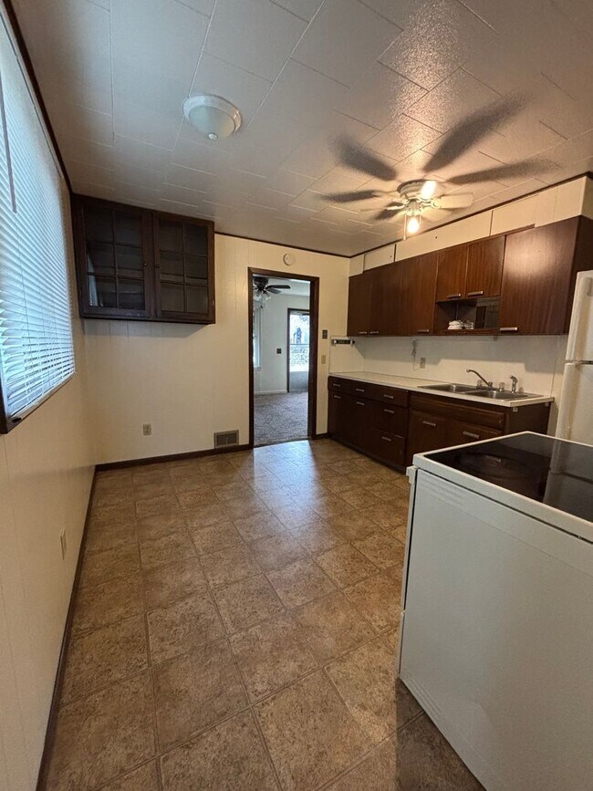 Building Photo - 2 Bedroom Home