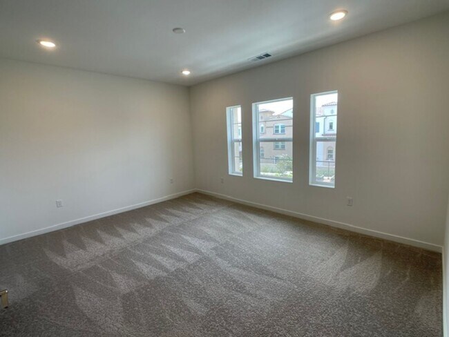Foto del edificio - Camarillo 3 Bed 4 Bathroom Never Lived In Condo