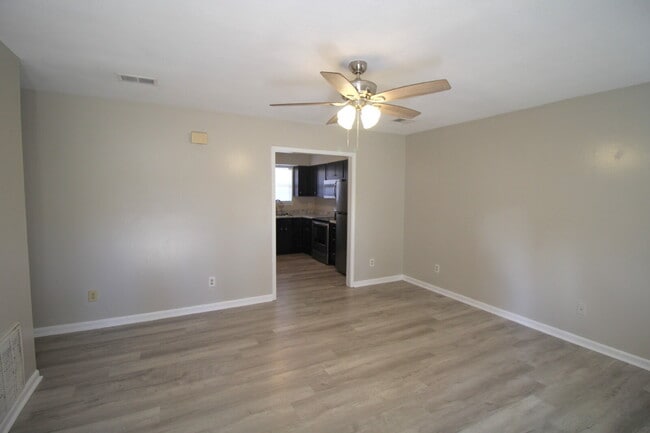 Foto del edificio - Updated 2BR/1BA in Gulf Breeze –  Water & Lawn Care Included – Available Now!