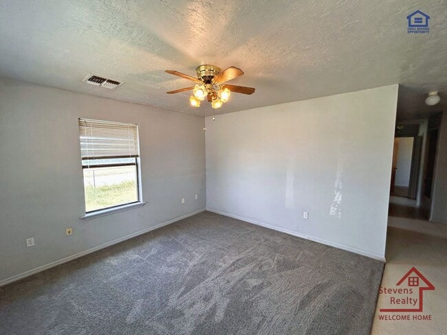 Building Photo - 1302 SW Texas Ave