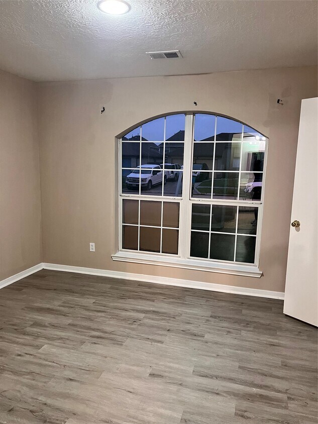 Building Photo - 10910 Thorncliff Dr