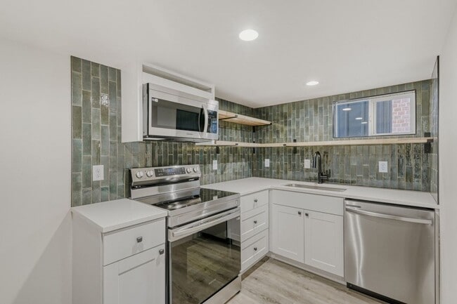 Building Photo - 946 Pratt St