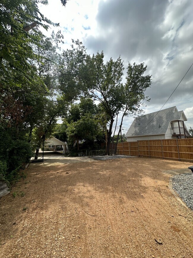Foto del edificio - 5806 Goodwin Ave