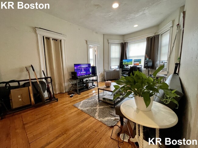 Building Photo - 148 Hemenway St