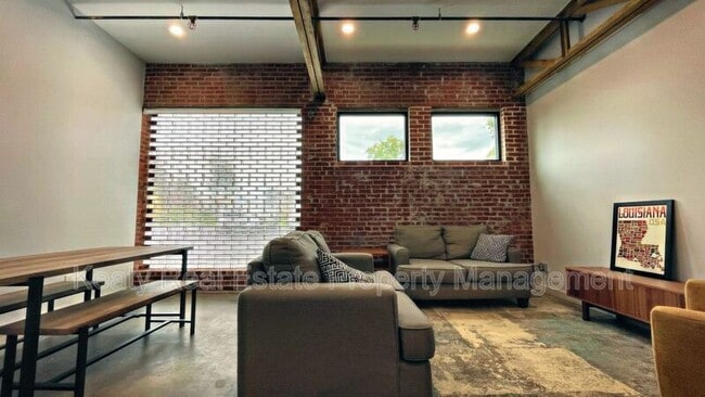 Building Photo - 136 E Cypress St