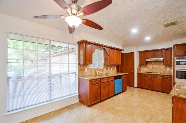 Foto del edificio - 4802 Lost Oak Dr