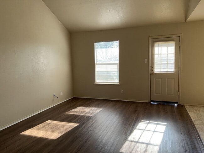 Foto del edificio - 3606 Warfield Dr