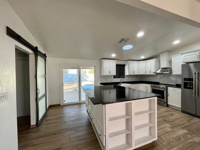 Foto del edificio - Gorgeous fully remodeled centrally located 3 bedroom home.