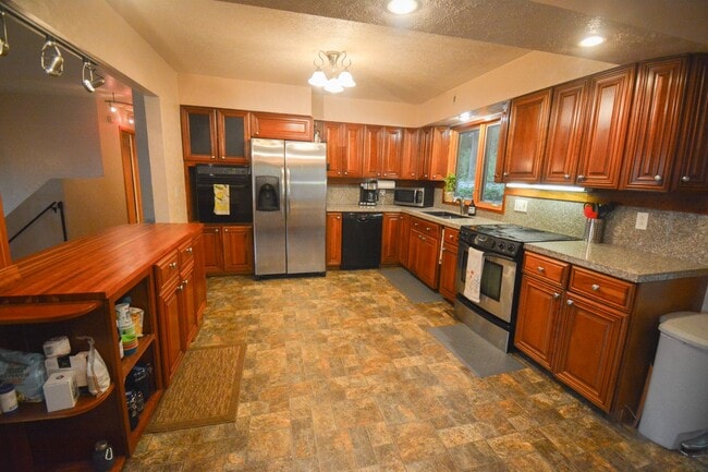 Building Photo - Fantastic 3 bed 2.5 bath Home In Cul-De-Sa...