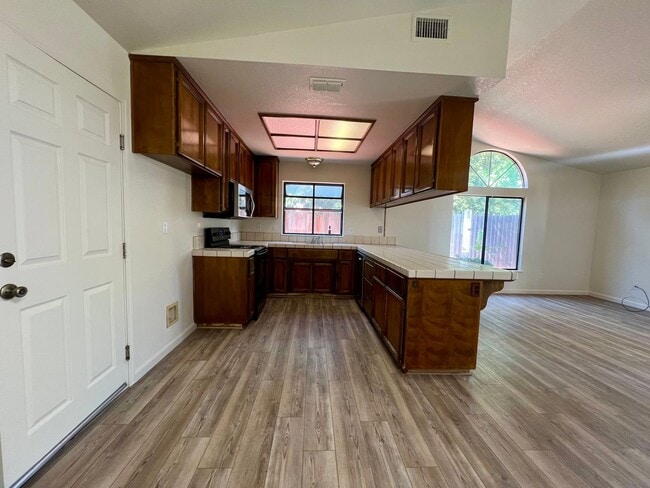 Building Photo - Charming 3 bed/2 bath with detached unit 1...