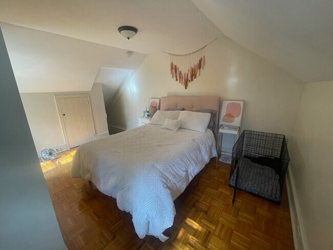 Building Photo - 208 E 3rd St