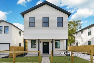 Building Photo - 423 N Mesquite St