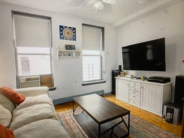 Building Photo - 447 Landfair Ave