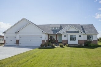 Building Photo - 3951 Woodland Dr