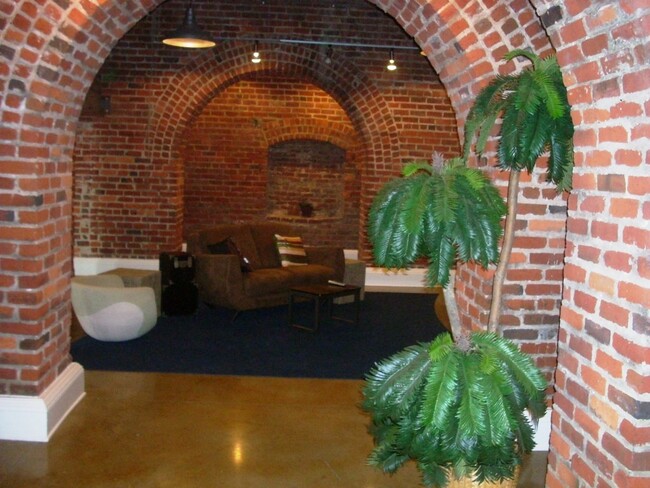 Building Photo - -- AVAILABLE AUGUST 8TH -- 2 BR / 2 BA Spe...