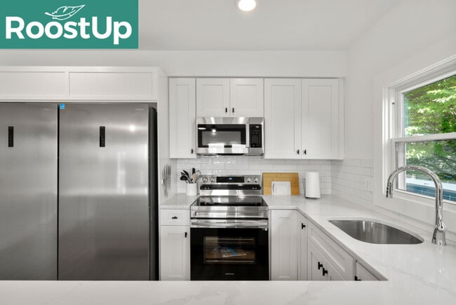 Building Photo - RoostUp Furnished Private Bedroom with Pri...