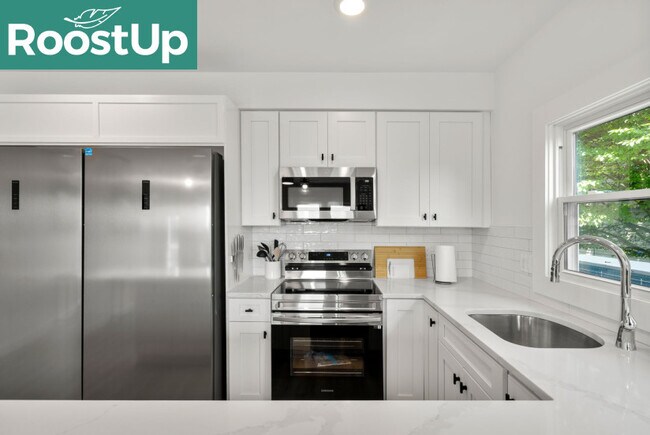 Foto del edificio - RoostUp Furnished Private Bedroom with Pri...