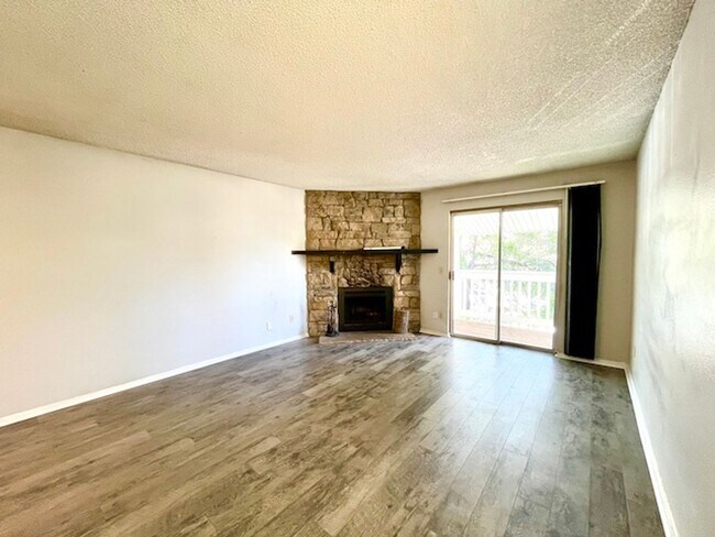 Foto del edificio - 2-Bedroom in Woodside Condos
