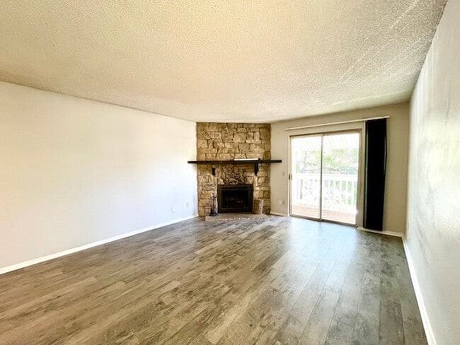 Building Photo - 2-Bedroom in Woodside Condos
