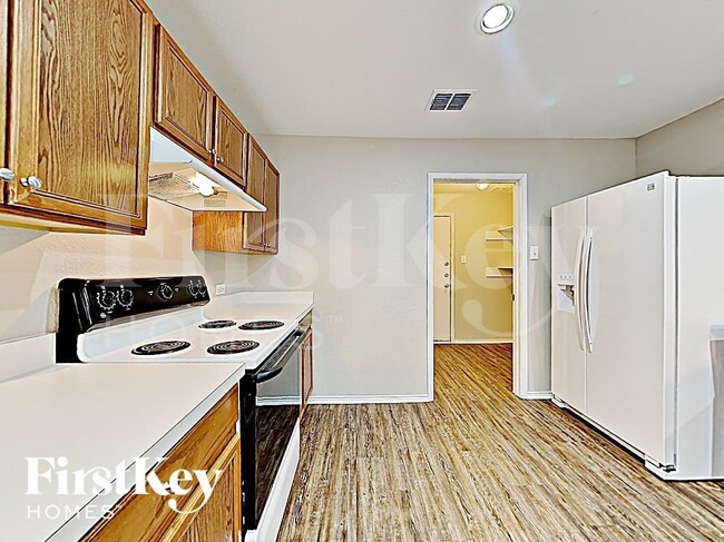 Foto del edificio - 6933 Meadow Way Ln