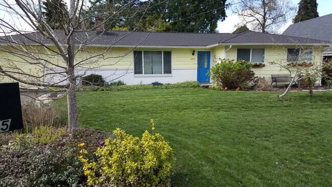 Frente de la casa desde el cul-de-sac - 2515 Whitman Court NE