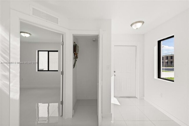 Foto del edificio - 3 bedroom in Miami FL 33142