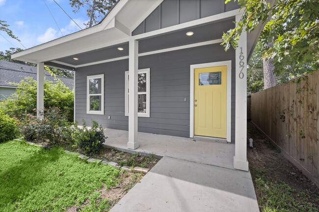 Building Photo - 16670 Meadowcroft St