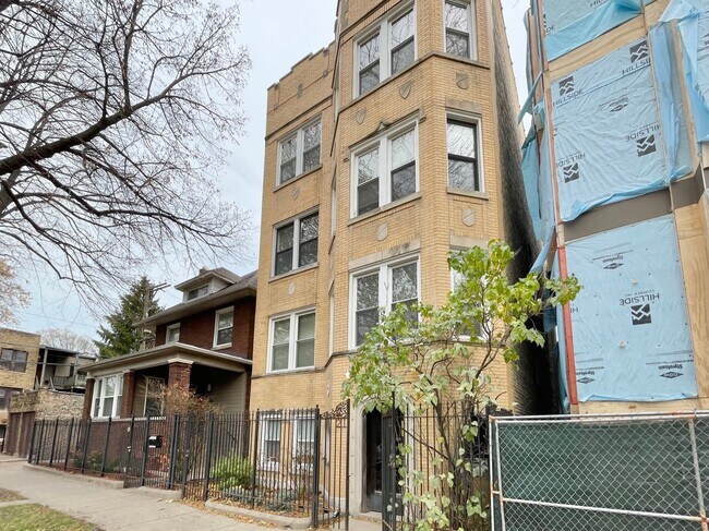 Foto del edificio - 2121 N Albany Ave