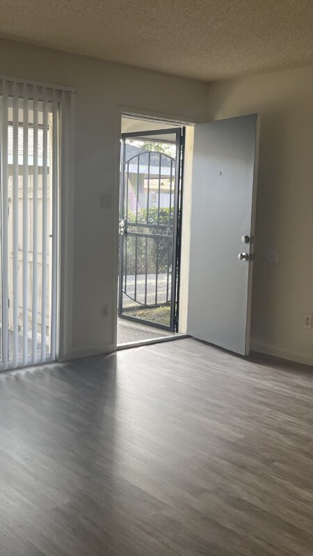 Foto principal - 1213 Norwegian Ave