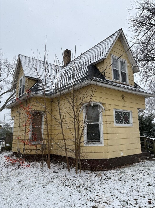 Building Photo - SPACIOUS 4 BEDROOM HOME READY TO WELCOME YOU