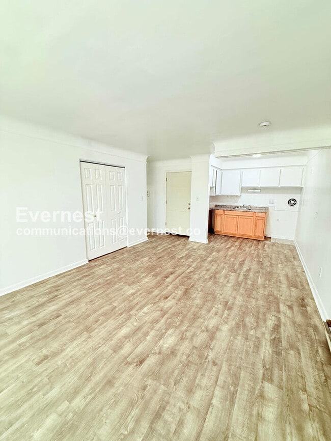 Building Photo - 15601 Schoolcraft Rd