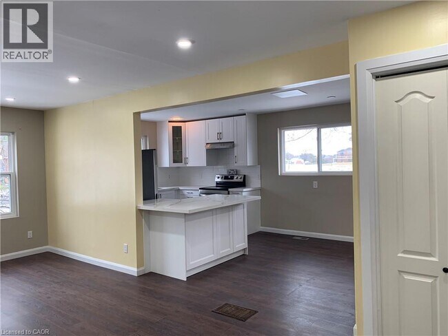 Photo du bâtiment - 5 Michael Ave