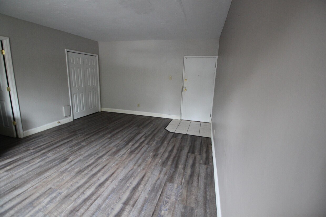 Foto principal - 99 McKnight Cir