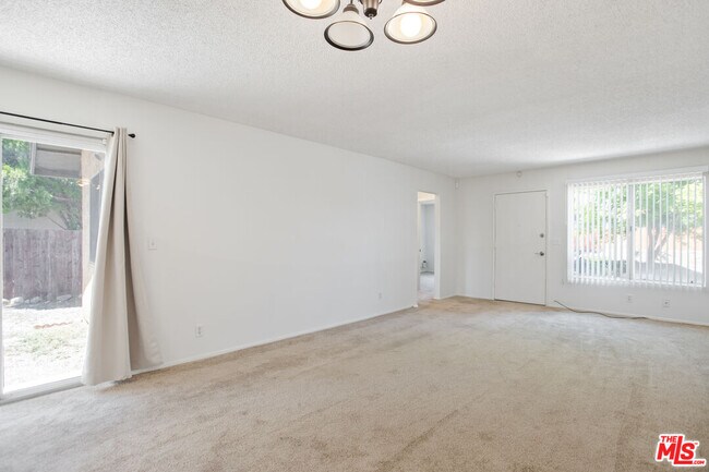 Foto del edificio - 5464 Evelyn Dr