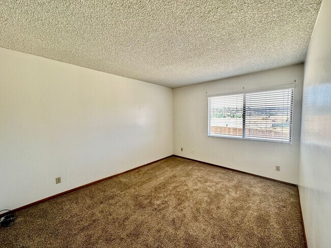 Building Photo - Spacious Upstairs 2 bedroom in Allied Gardens!