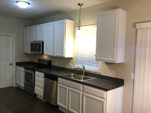 Foto del edificio - 7233 Hillmont Dr