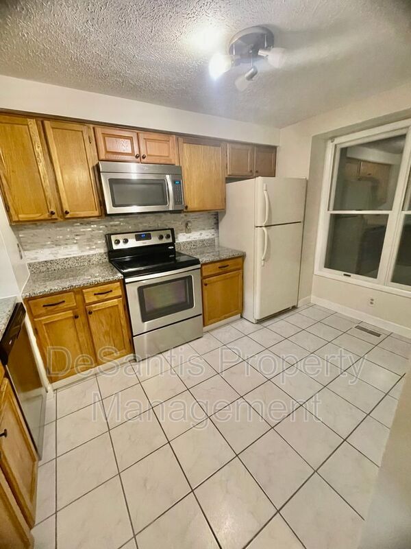 Building Photo - 925 Elm Ct