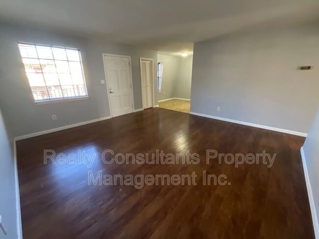 Building Photo - 3830 Country Club Rd