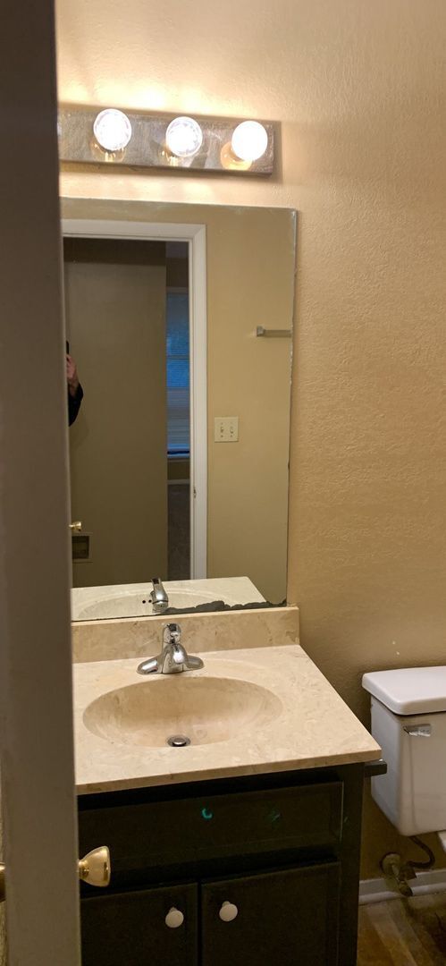 Building Photo - READY NOW!!! 3 bed 2 bath!