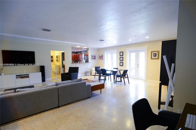 Foto del edificio - 6969 SW 82nd Ct