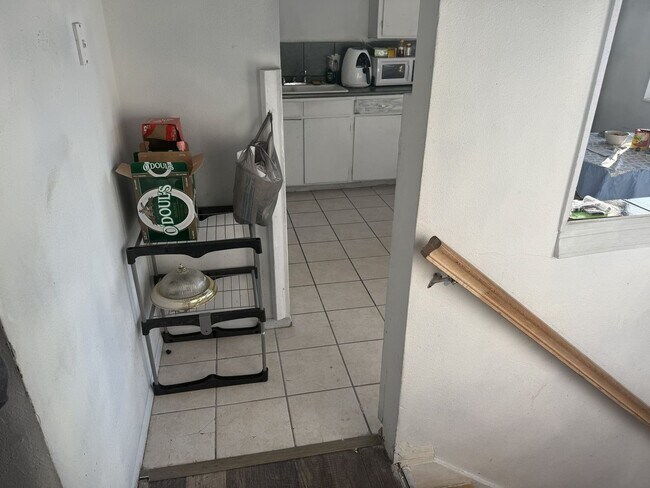 Foto del edificio - Upstairs Unit in Prime West Valley Location!